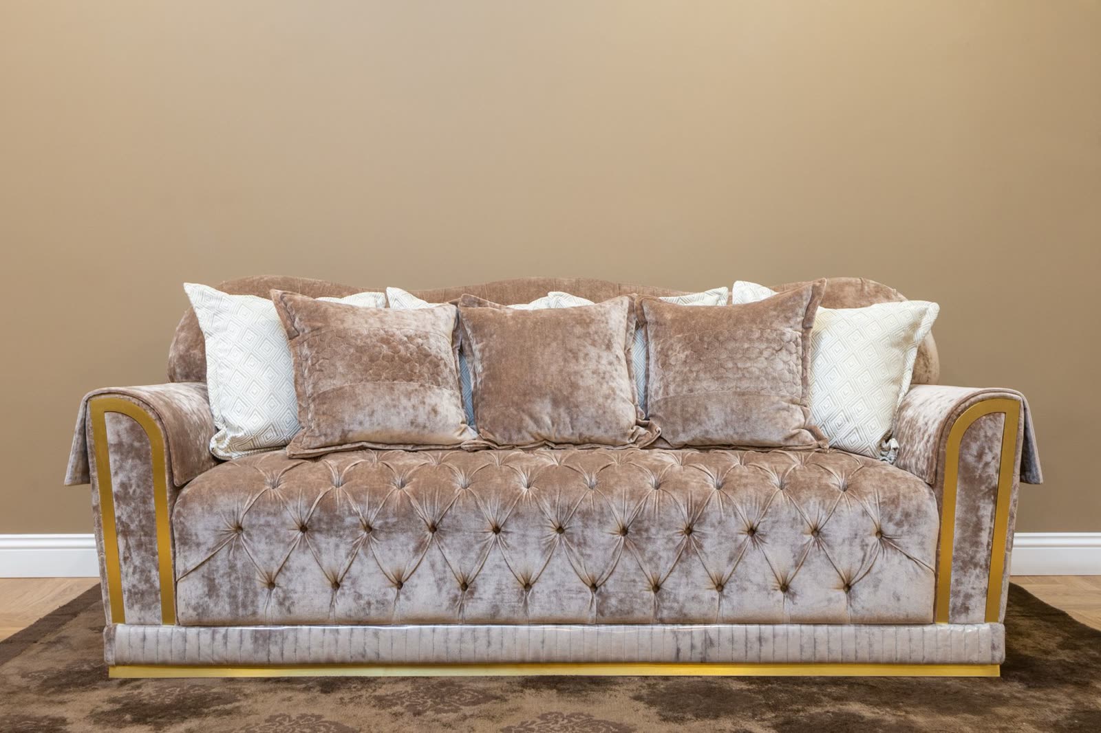 Bež sofa nakon dubinskog čišćenja